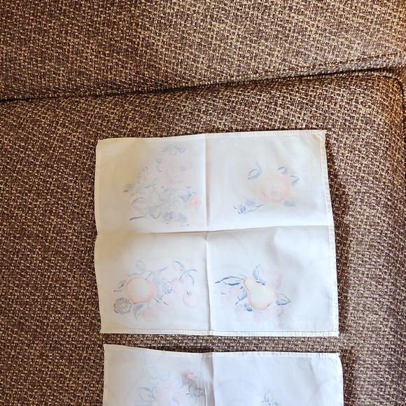 Two Vintage hand made napkins. - Picture 7 of 9